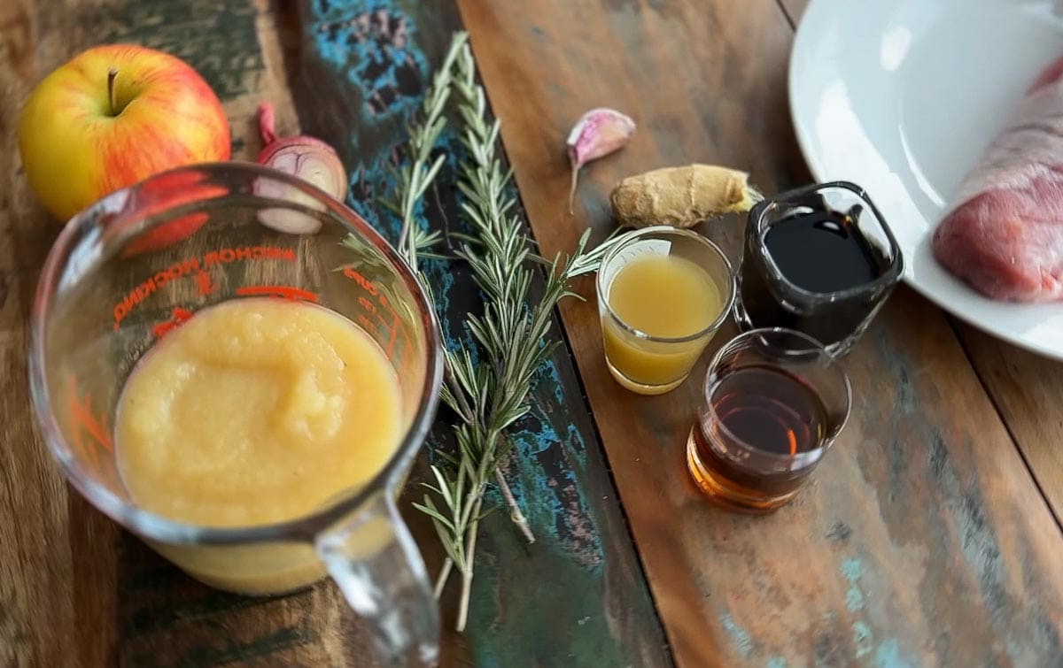ingrédients pour marinade et sauce pour filet de porc: compote de pomme, échalote, ail, gingembre, vinaigre de cidre, sauce soja, sirop d'érable 