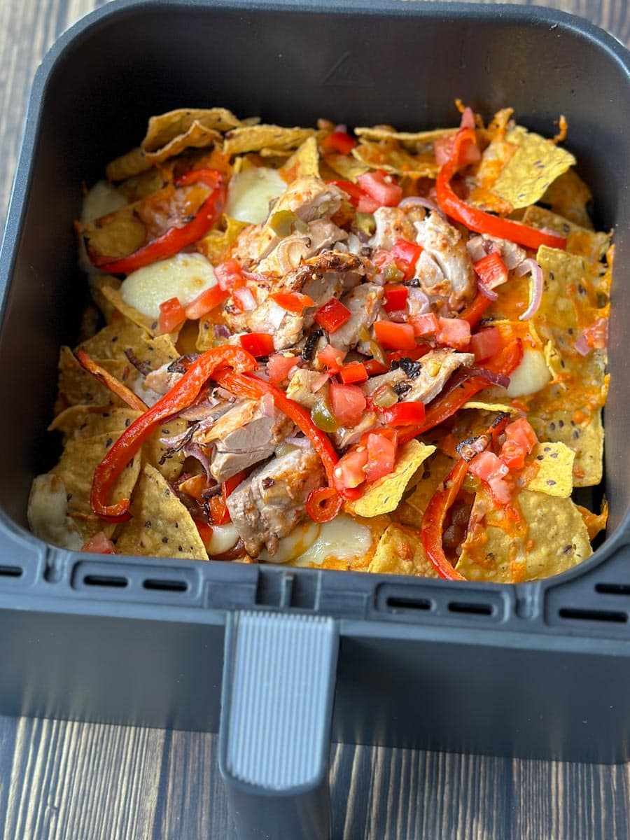nachos tout garnis dans la friteuse à air