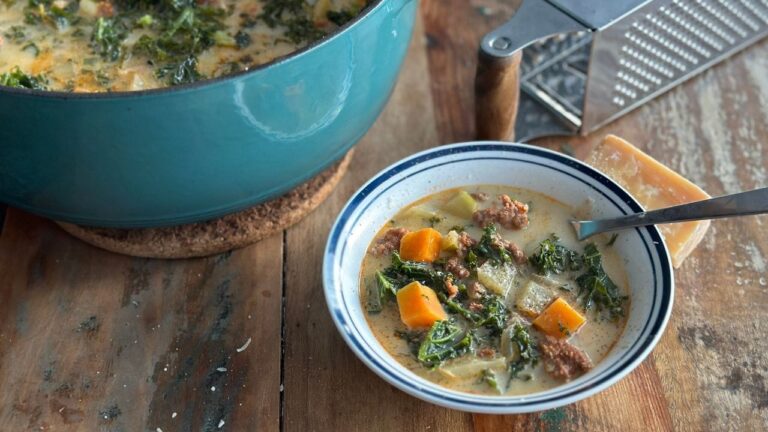 soupe sur table avec grattoir fromage et cocotte