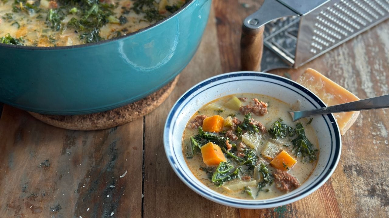 soupe sur table avec grattoir fromage et cocotte