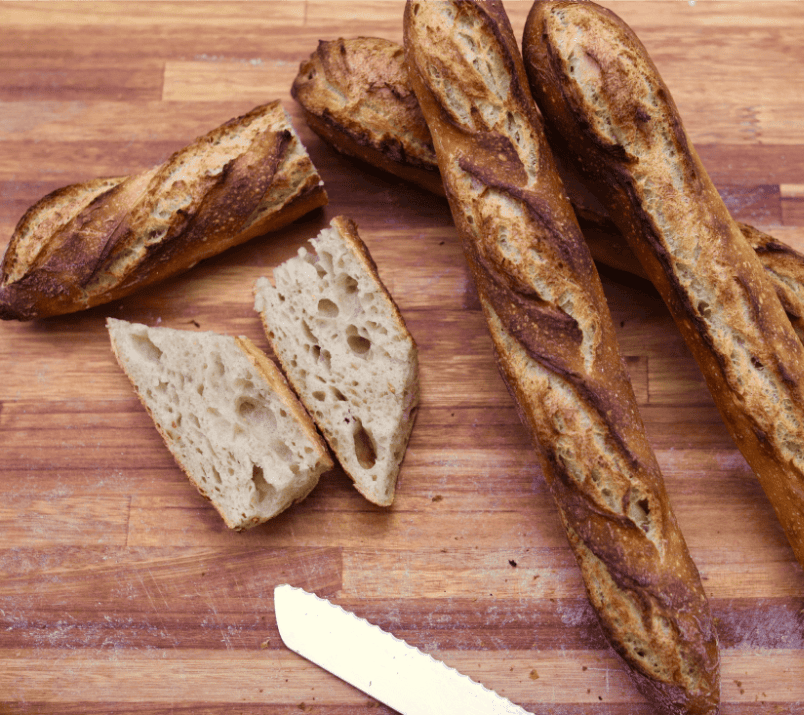 baguette maison sur la planche en bois coupée en deux