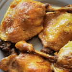 cuisse de canard confite sur une assiette