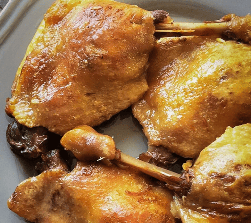 cuisse de canard confite sur une assiette