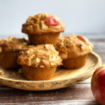 5 muffins dans une assiette en bois