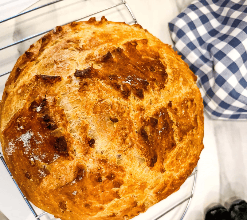 pain avoine maison sur une grille avec serviette bleu et blanc