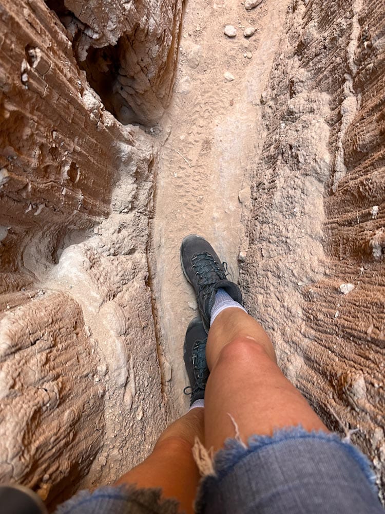 bottes de randonnée hanwag, vue sur jambes et sable sous les bottes