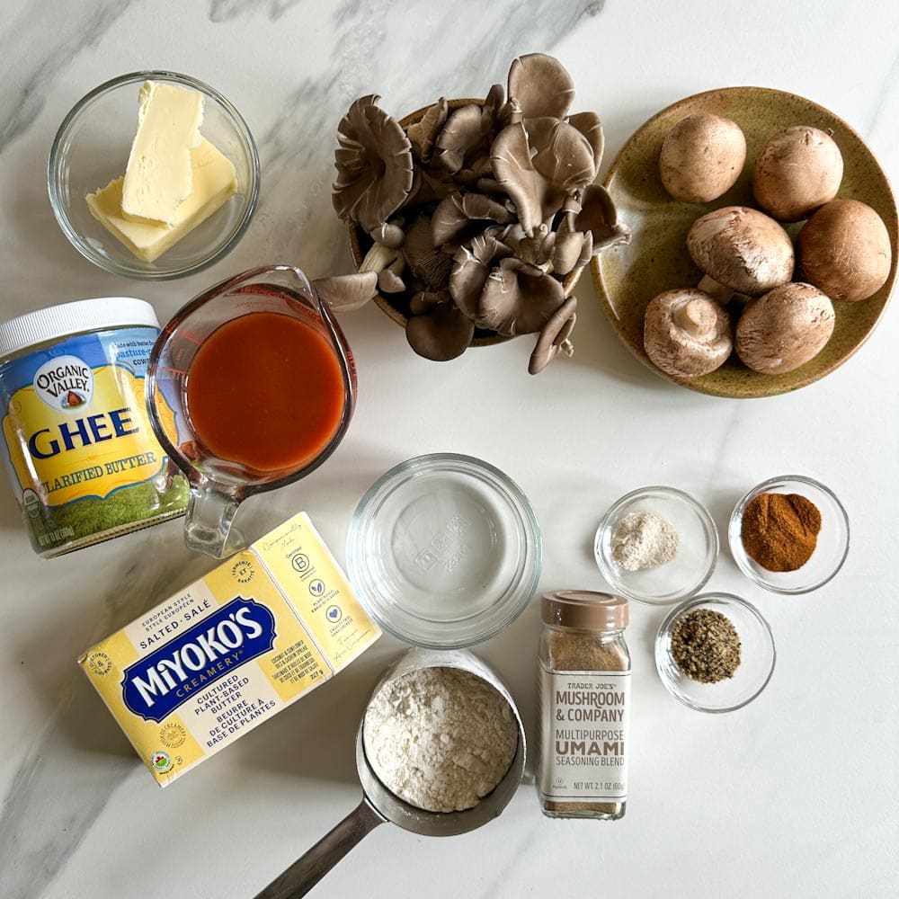 ingrédients pour croquette de champignon style buffalo: champignons, beurre et substitut vegan, sauce Buffalo, farine et épices, sur le comptoir