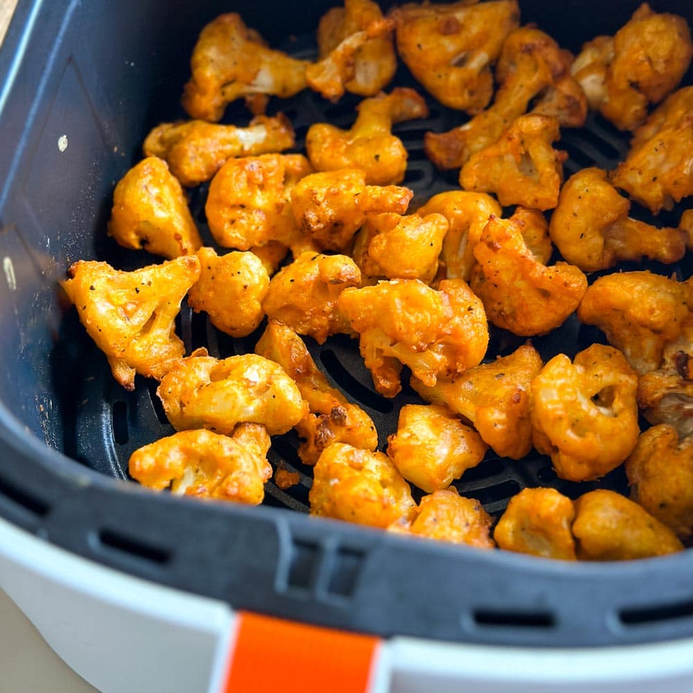 bouchées de chou fleur buffalo dans le panier du air fryer