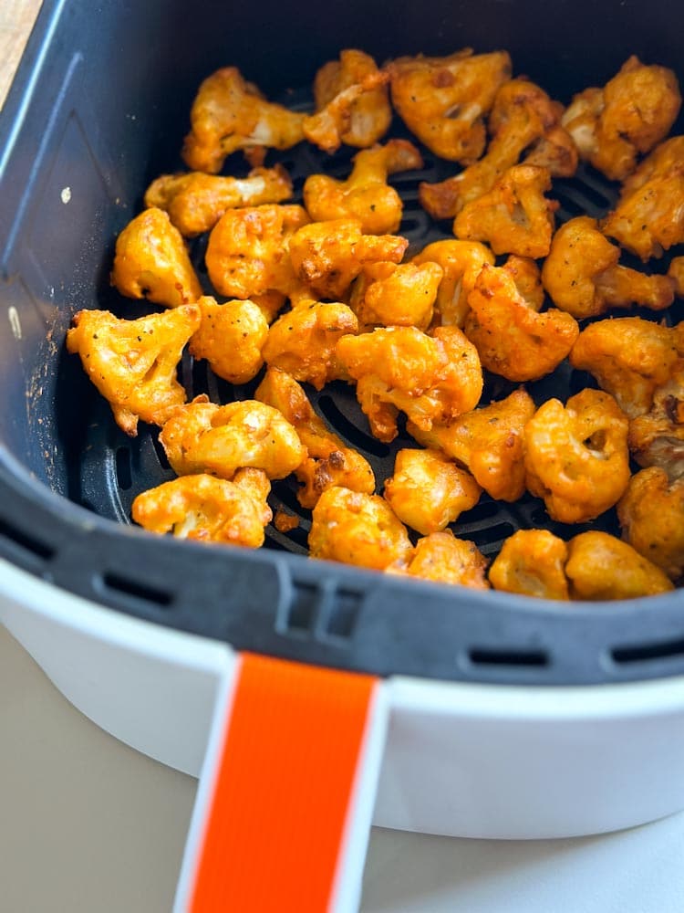 chou fleur buffalo dans le panier du air fryer