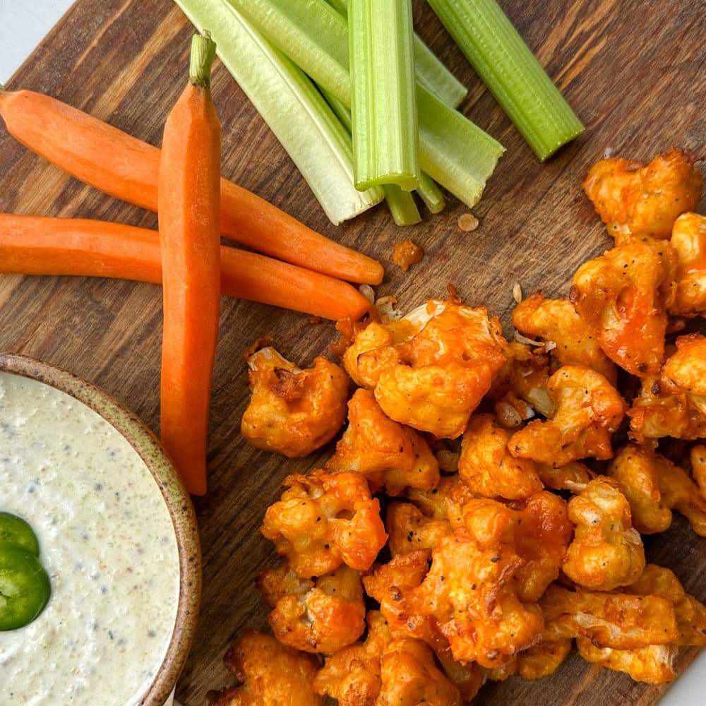 chou fleur pané sauce Buffalo avec céleri carotte et sauce trempette ranch