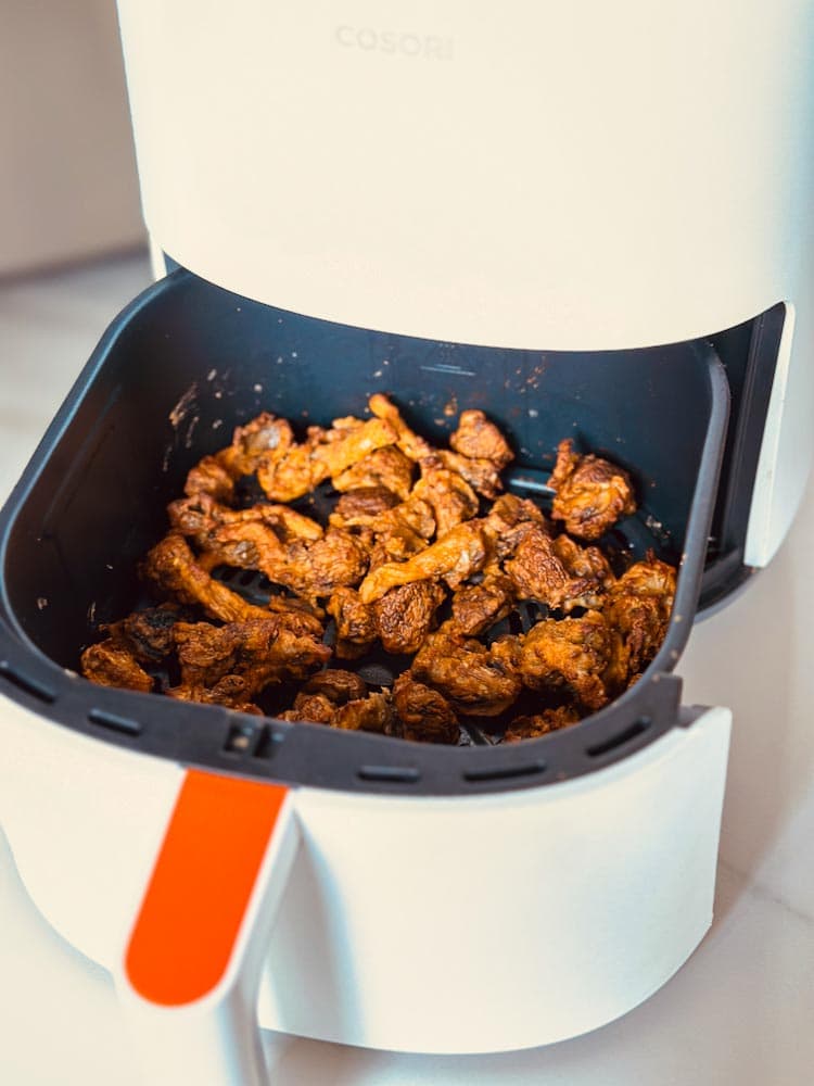 croquettes de champignons grillés à l'air fryer dans le panier