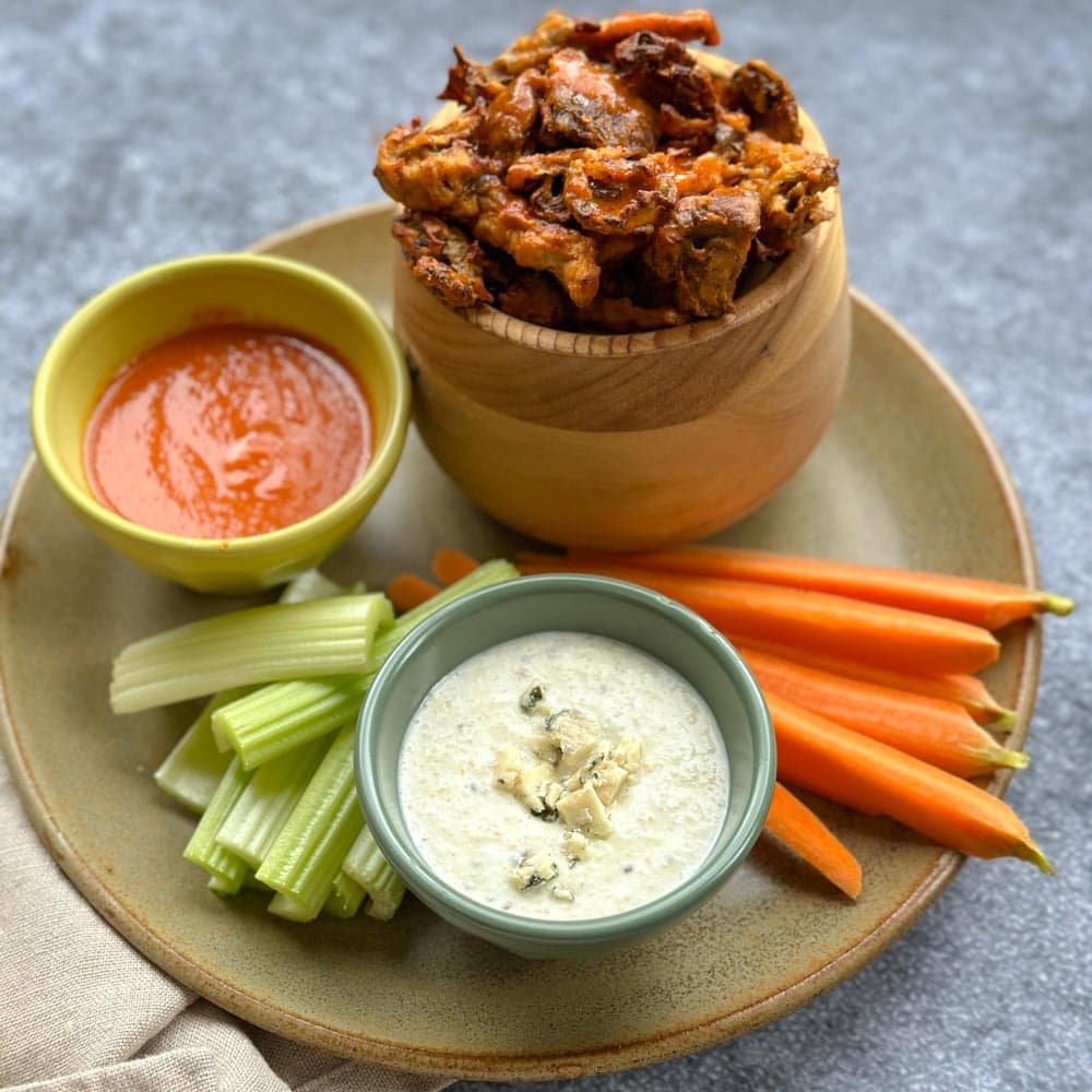 croquette de champignon frit à la Buffalo dans l'assiette avec crudités et sauces
