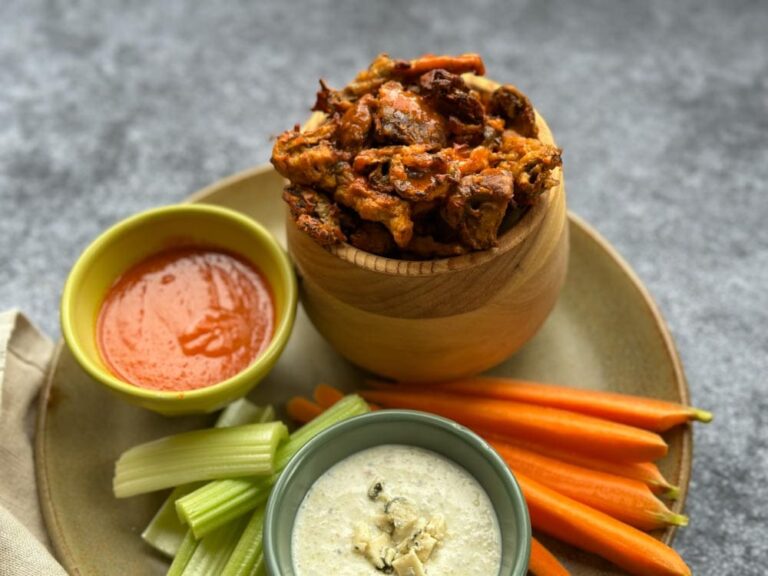 assiette avec croquettes de champignons buffalo, crudités et sauces trempette