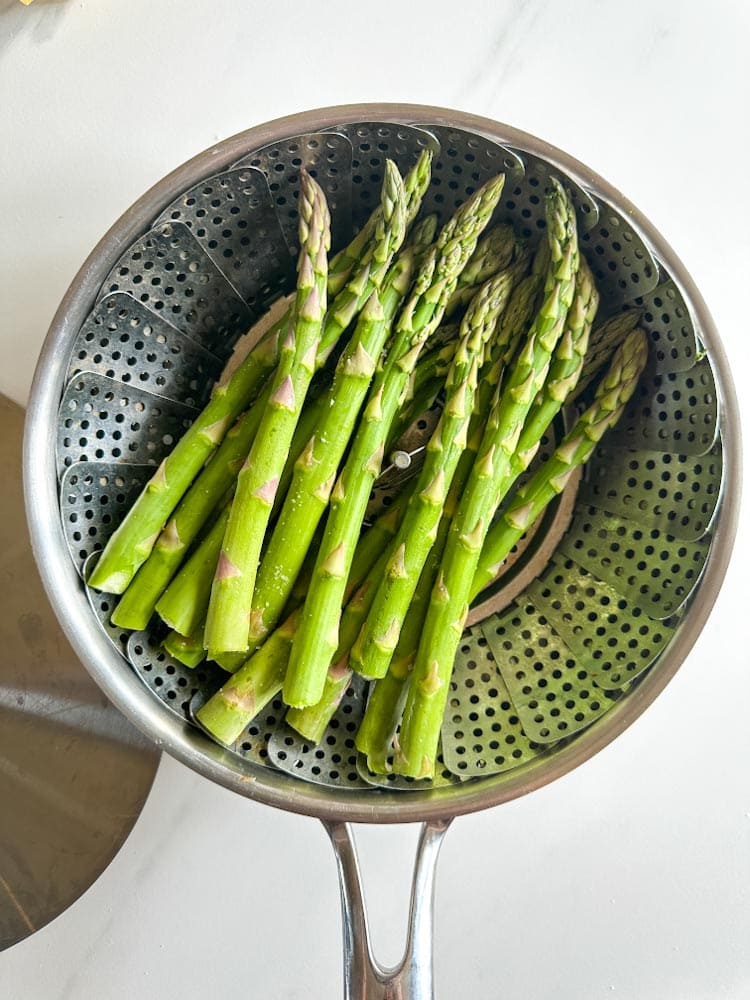 asperges dans une marguerite dans une casserole sur le comptoir