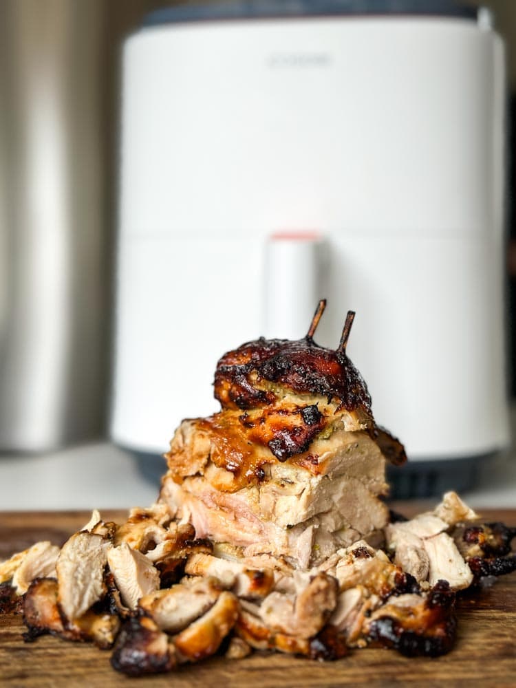 shawarma de poulet grillé shish taouk sur une planche devant un air fryer blanc