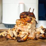 shawarma de poulet shish taouk sur une planche, découpée partiellement, bien grillé, air fryer blanc en arrière plan