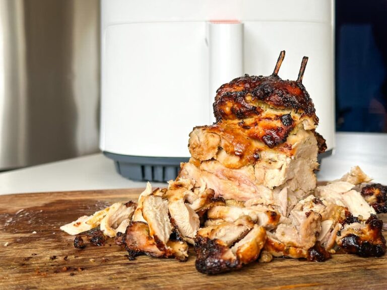 shawarma de poulet shish taouk à l'air fryer sur une planche devant l'appareil