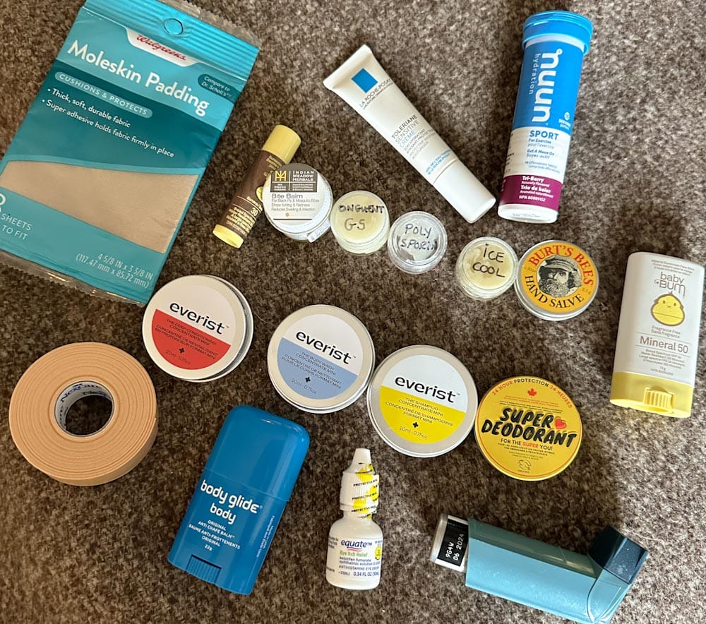 divers items pour sac à dos, format voyage