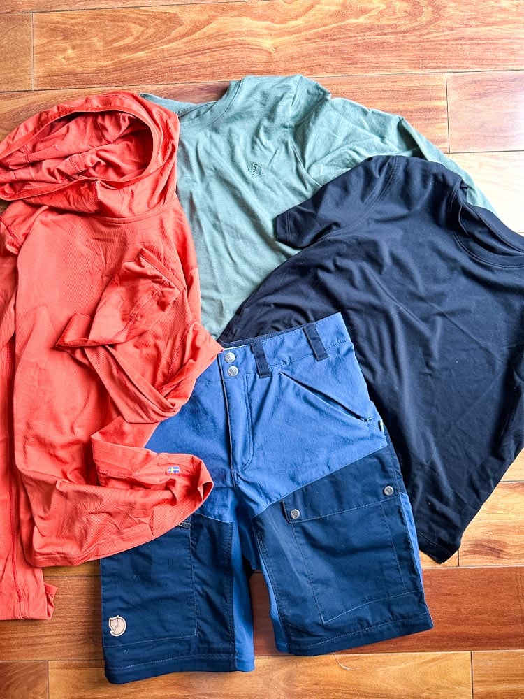 technical wear pour randonnée, trois chandails et une paire de shorts