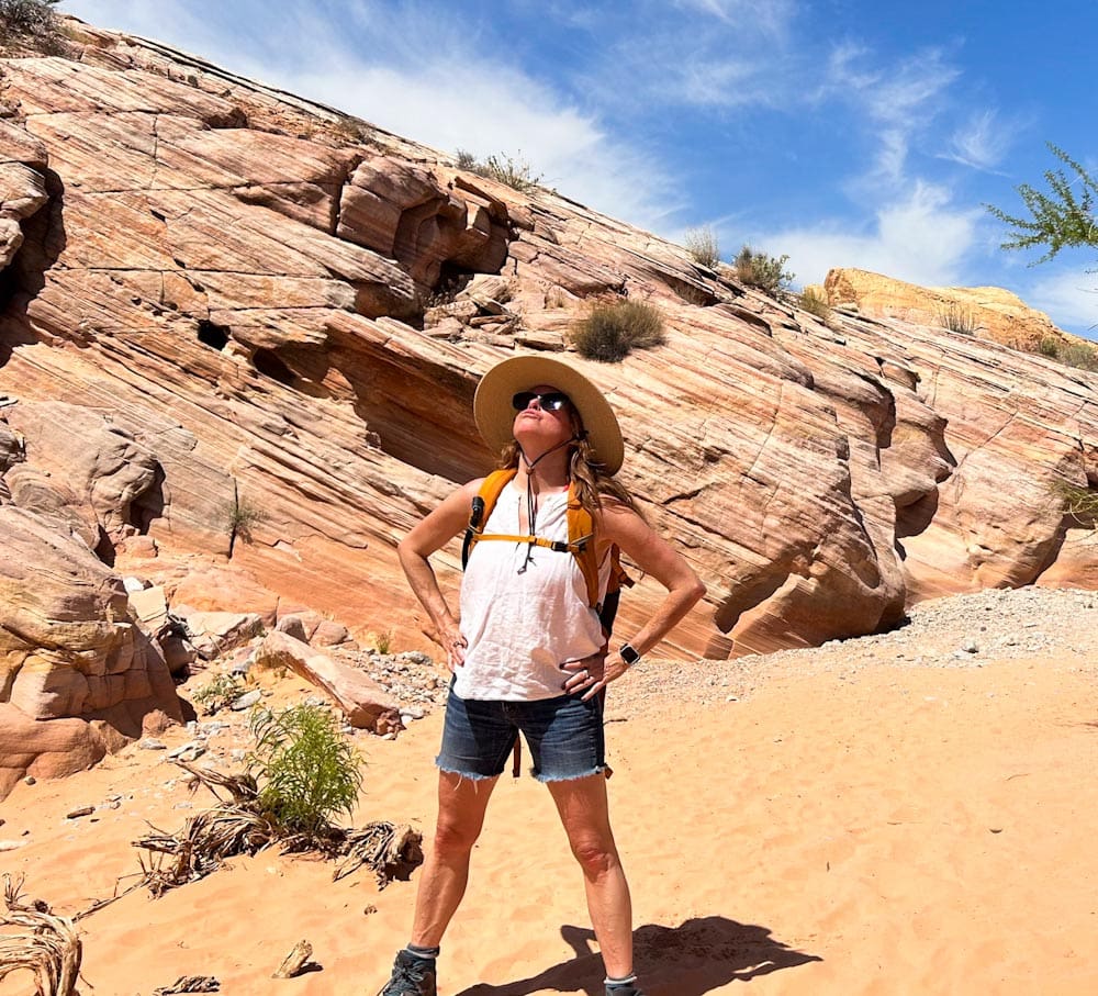 Manon Lapierre sous le soleil en randonnée dans un canyon