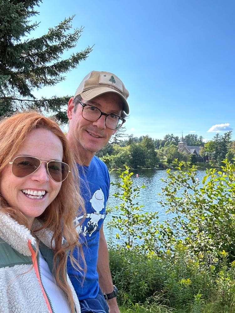 Manon Lapierre et Lionel du Souich marchant devant un lac