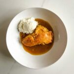 pouding chomeur dans un bol avec de la creme glacée