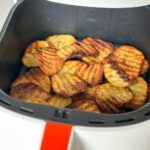 patate gaufrée assaisonné dans l'air fryer