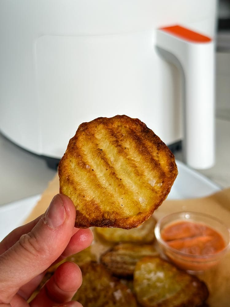 patate ondulée à l'air fryer dans la main
