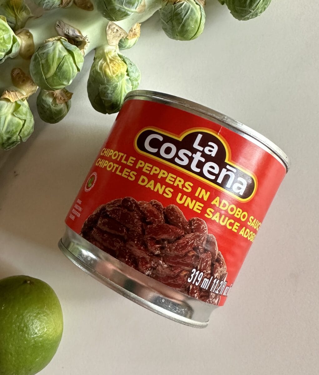 piment chipotle en sauce adobo en conserve marque La Costena, sur le comptoir avec citron vert 
