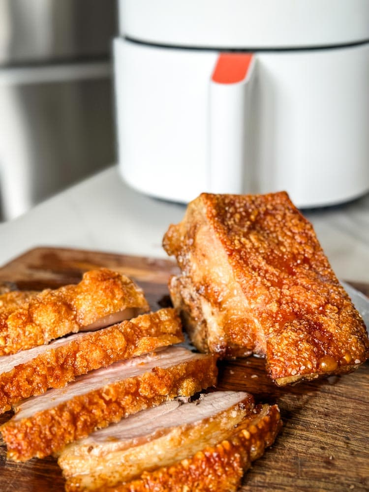 porc croustillant sur une planche de bois avec air fryer 