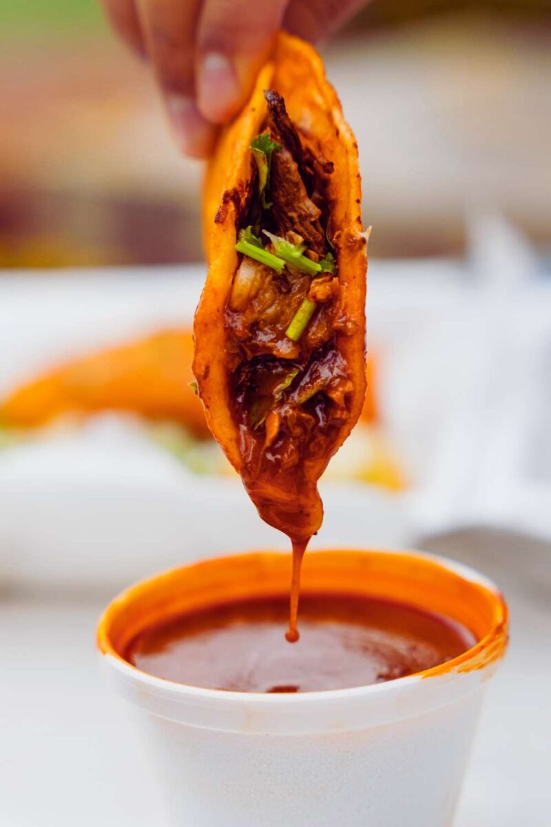 taco birria trempé dans le bouillon