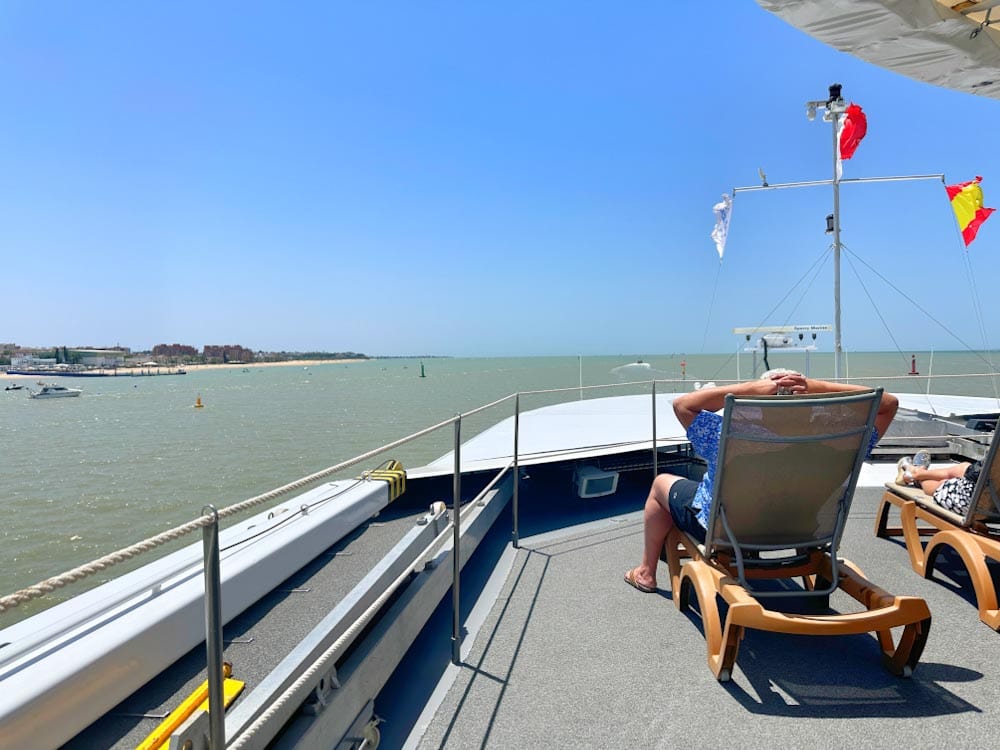 croisière dans le sud de l'espagne, devant du bateau, vue sur le fleuve Guadalquivir