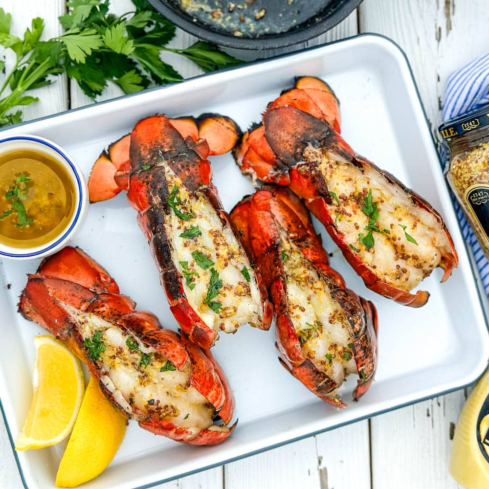 queues de homard grillées avec citron et beurre à la moutarde
