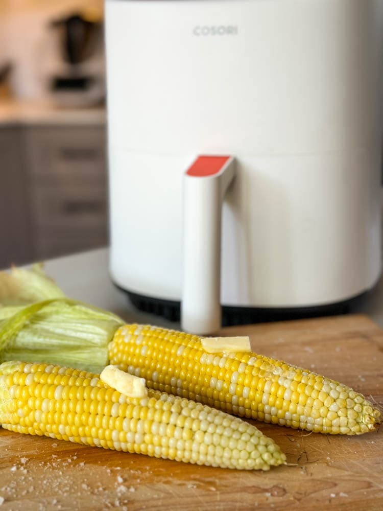 épis de maïs avec beurre devant air fryer 