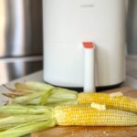 Air fryer cosori 4 litres avec deux épis de maïs avec du beurre
