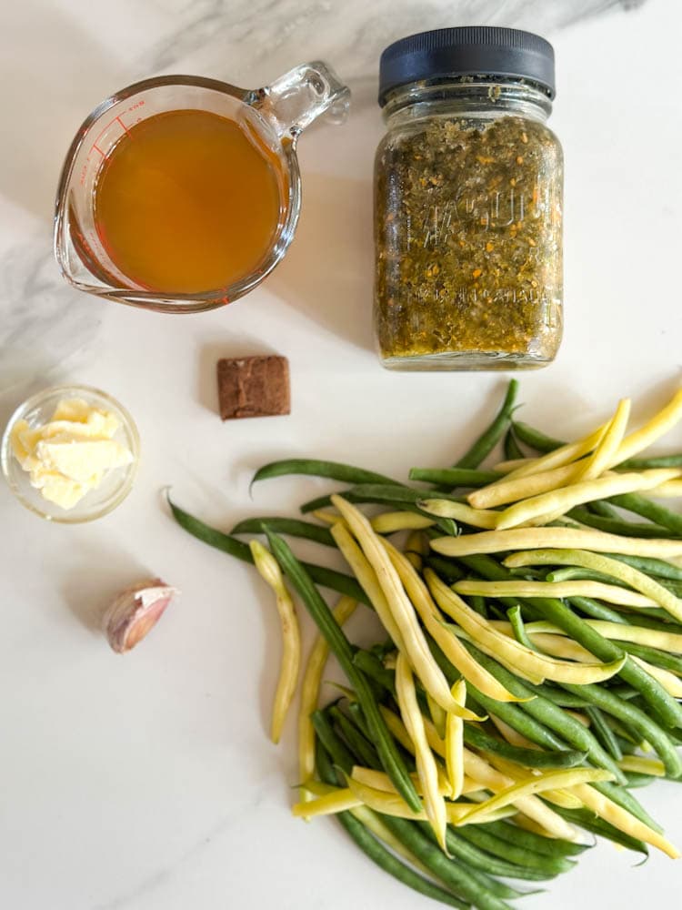 bouillon, herbes salées, haricots verts et jaunes, ail,