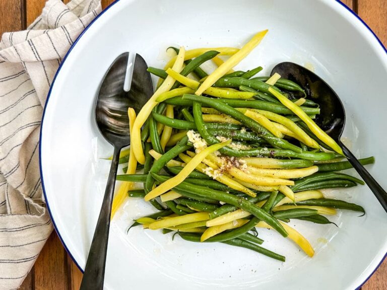 haricots verts et jaunes au beurre, ail, sel et poivre dans bol de service blanc