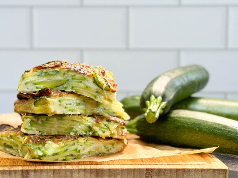 gratin de courgette coupé en quartier avec courgettes en arrière plan