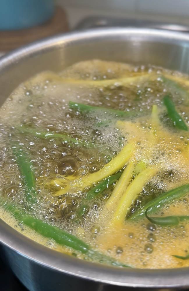 haricots verts et jaunes bouillis dans le bouillon