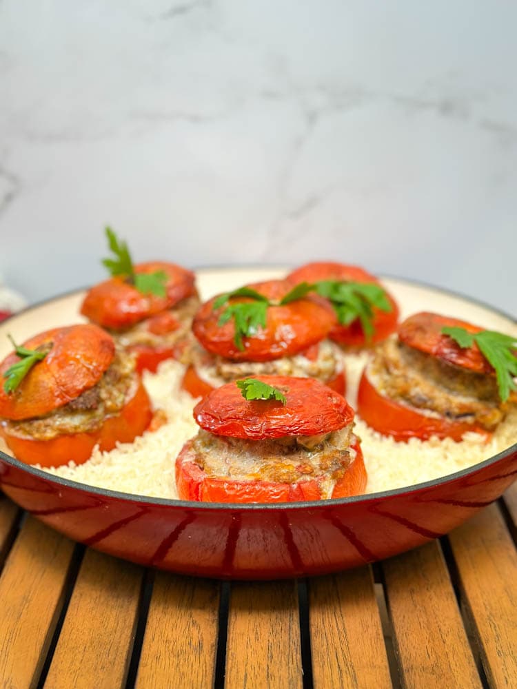 tomates farcies à la viande sur du riz blanc