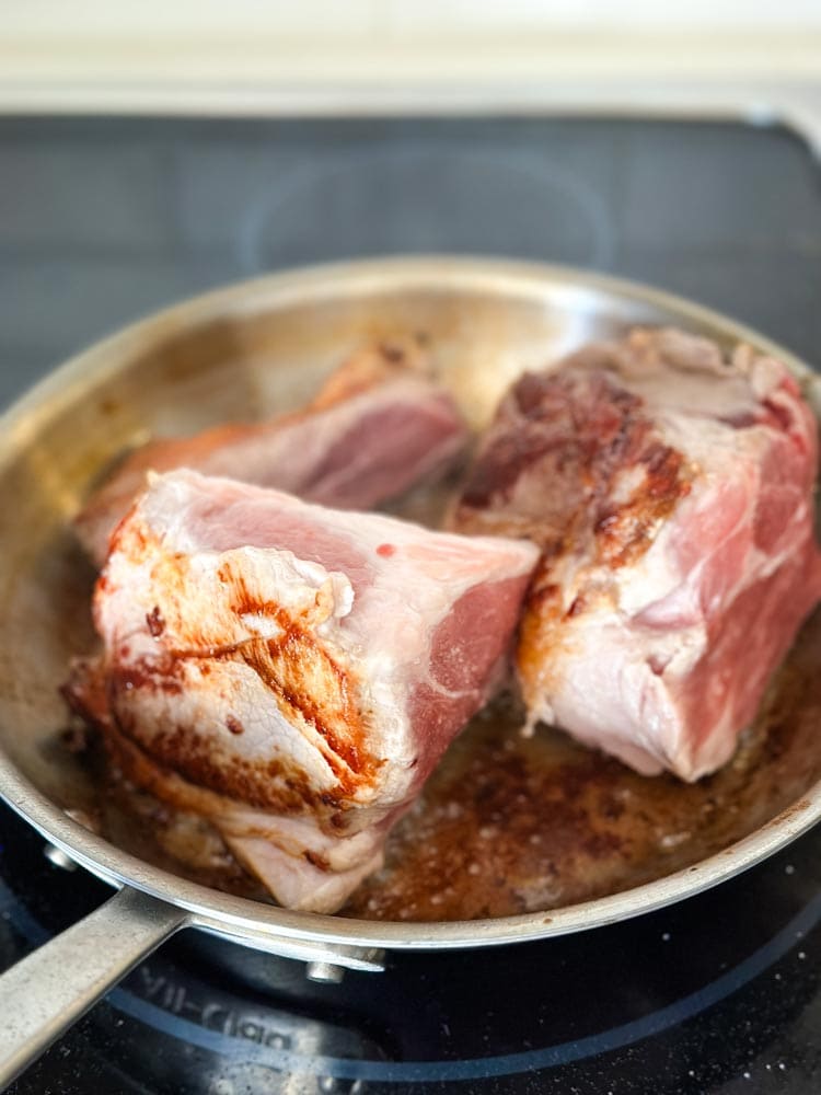 épaule de porc rôtie dans un poêlon