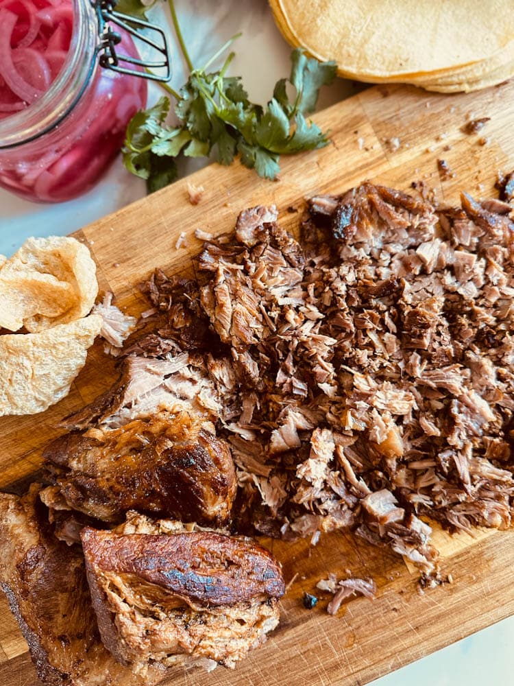 carnitas porc confit à la mexicaine sur une planche 