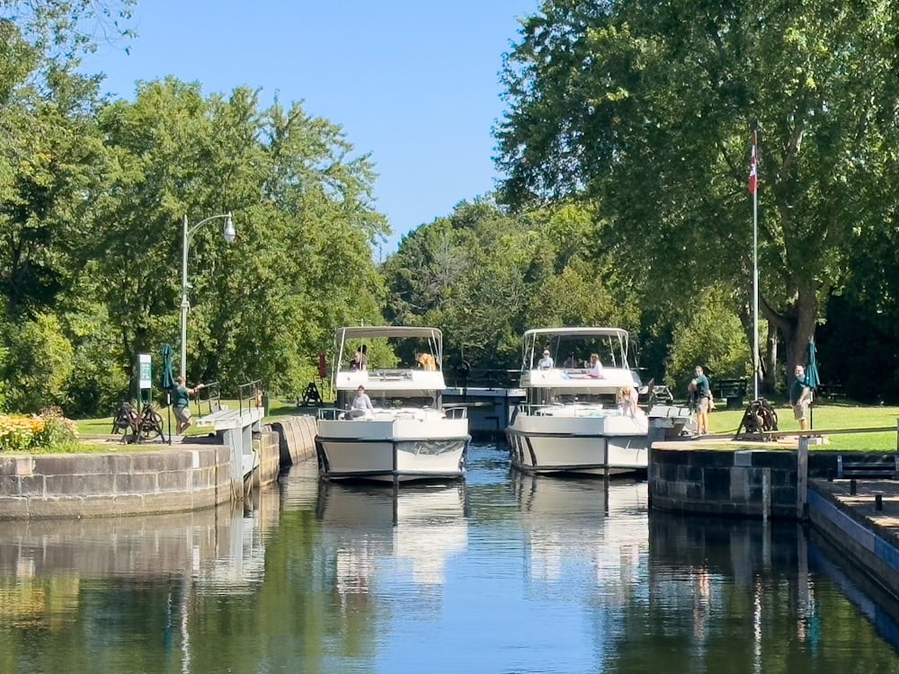 bateaux le boat à l'écluse de Smiths Falls, Ontario sur le canal Rideau