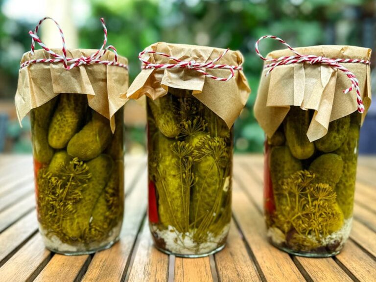 3 bocaux de cornichons pickle sur une table