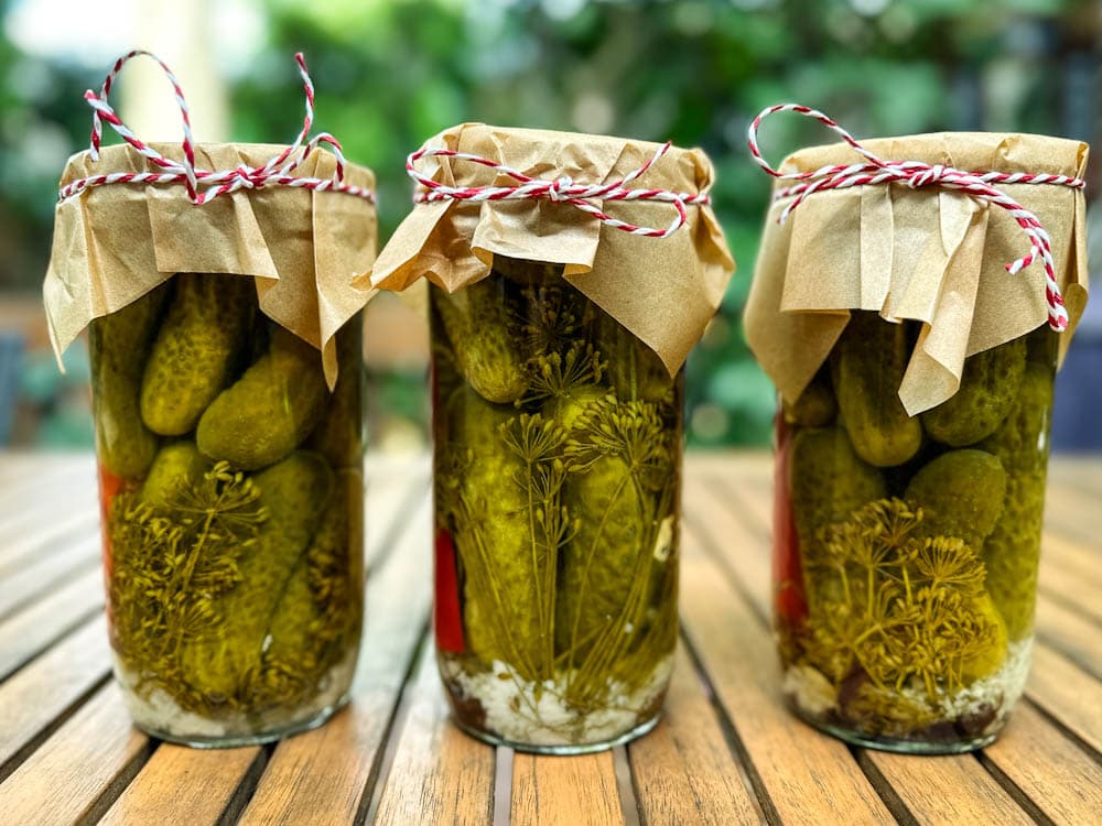 3 bocaux de cornichons pickle sur une table