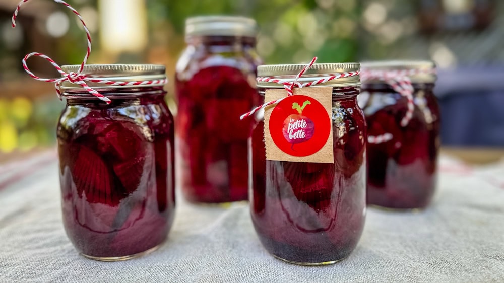 betteraves marinées, plusieurs bocaux de conserve