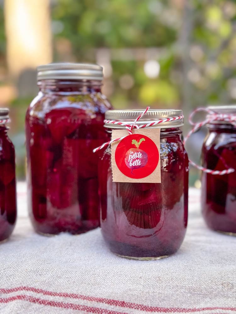 betteraves marinées en bocaux de conserve