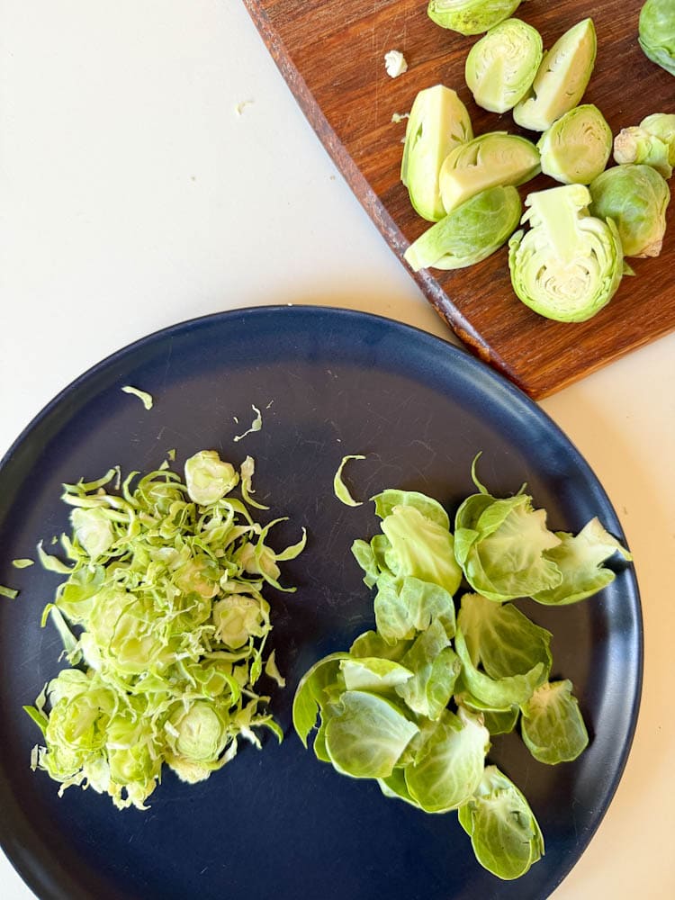 salade de choux de Bruxelles trois façons, chou coupé, chou ciselé et chou effeuillé