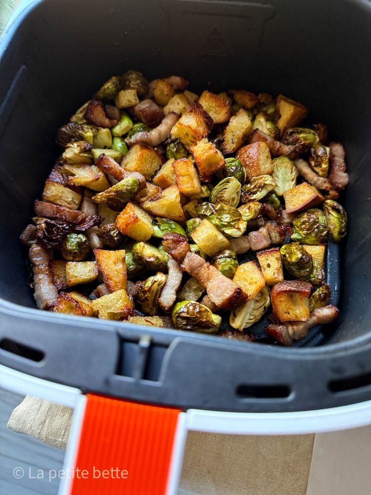 choux de Bruxelles grillés avec croûtons et bacon dans panier air fryer