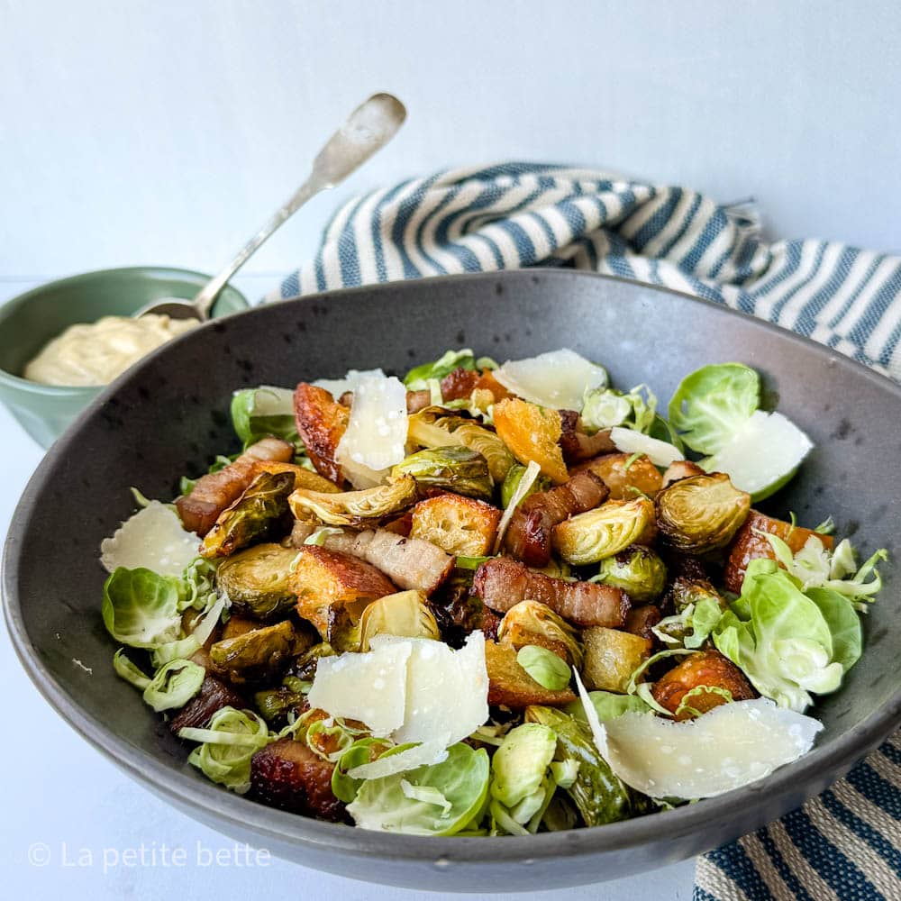 salade césar de choux de Bruxelles grillés au air fryer avec vinaigrette